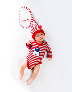 可爱的新生婴儿穿着红色条纹礼服