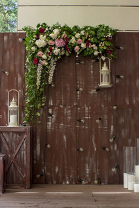 白色灯笼在 browm 木背景或篱芭与花装饰
