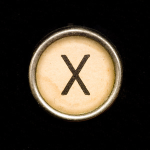 x 按钮上古董打字机完成字母表