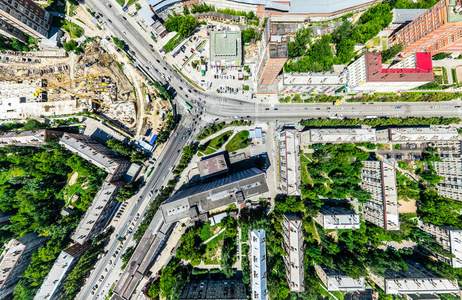 与空中城市景观 十字路口 道路 房屋 建筑物 公园及停车场。阳光灿烂的夏天全景图像