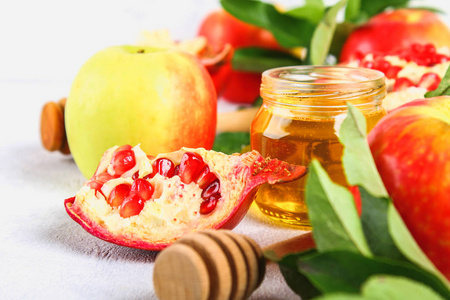 Rosh 新年犹太新年假期概念。传统符号。苹果, 蜂蜜, 石榴