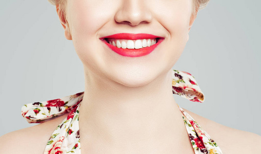 快乐的女性微笑与洁白的牙齿。嘴唇用红色口红