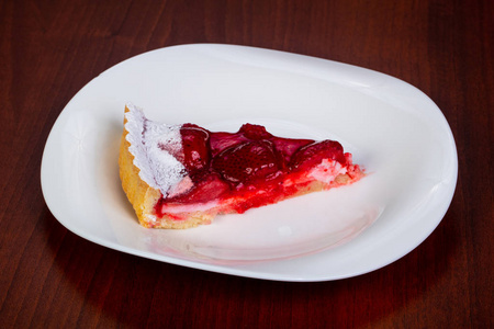 白盘子里放草莓芝士蛋糕