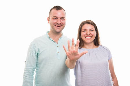 年轻幸福夫妇的肖像显示数字五与手指在白色背景下与 copyspace 广告区隔离