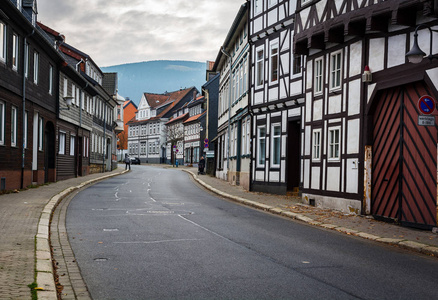 蜿蜒的道路两旁的第十六世纪建筑在德国 Goslar 镇