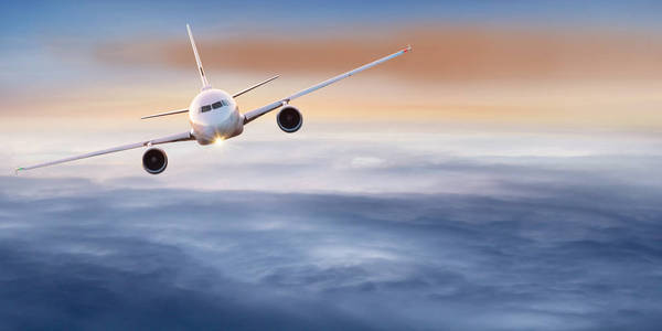 云层上面飞行的商业飞机
