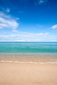 美丽的海滨沙滩与平静水对蓝蓝的天空