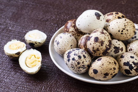新鲜鹌鹑蛋食品照片