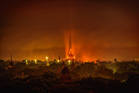 缅甸蒲甘古宝塔夜景的景观意象