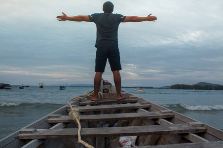 男人喜欢旅行, 背包在船上。泰国普吉岛探险之旅