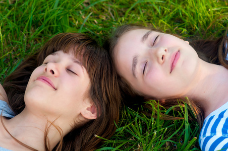 快乐少女躺在草地上美丽的春天天