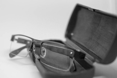 黑色框架和表面覆盖的眼眼镜图片