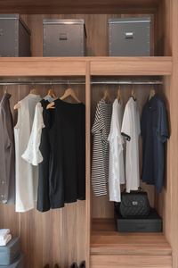 现代木制衣柜挂在铁轨上的衬衫, 室内设计理念