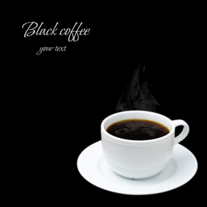 热咖啡和蒸汽在黑色背景上的白色杯子