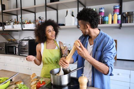 年轻的非洲裔美国人夫妇一起在厨房做饭