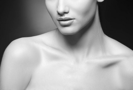 黑色背景下自然化妆的年轻女性画像