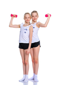 女孩体操运动员展示他们的肌肉