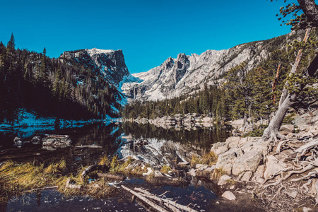 梦想湖和倒影与山在雪附近在秋天。美国科罗拉多州洛基山脉国家公园