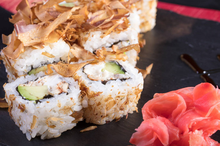 日本料理。来自海鲜的冷热开胃菜。寿司, 搅拌器和虾。日本食品和海鲜在餐馆