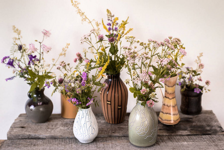 由夏季野花花束组成的花瓶, 在复古风格