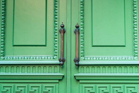 复古铁门旋钮与点缀在绿色粉彩背景, 古色古香的对象概念, 自然光, 复制空间, 特写