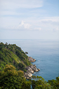 海岛的岩石和海风景