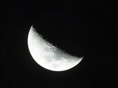 巴西圣保罗夜空半月