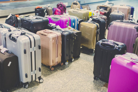 机场航站楼行李传送带上的轮式手提箱