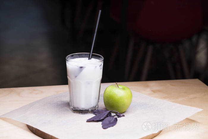 ayranransparent玻璃杯和绿苹果酸奶中的液体饮料