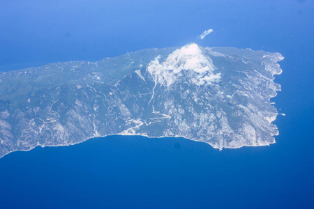 在1万英尺高空的地中海海岸鸟瞰下午