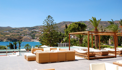 现代小屋和豪华酒店，克里特岛，希腊在日光浴床
