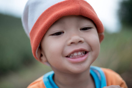 快乐的亚洲男孩在公园里微笑着的亲密。小亚洲儿童肖像照片在公园里