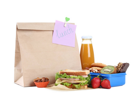 学校午餐与纸袋子在白色背景图片