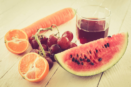 新鲜果汁玻璃和水果桌健康饮食