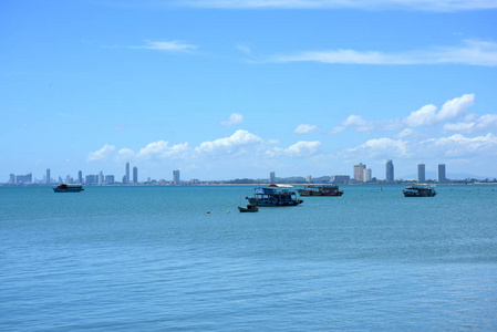 海景和小船在钓鱼码头和小船你能看见旅馆大厦。芭堤雅海滩和中天海滩泰国生活在曼谷, Chonburiview 港口 bangsar