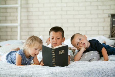 孩子们在床上看书