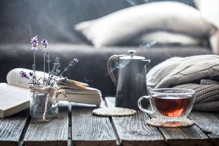静物书和一杯茶在客厅的木桌上, 舒适和室内的概念