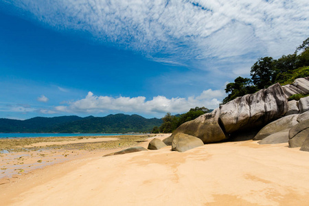 马来西亚热带刁曼岛景观。Tekek 海滩美丽的东南亚海景