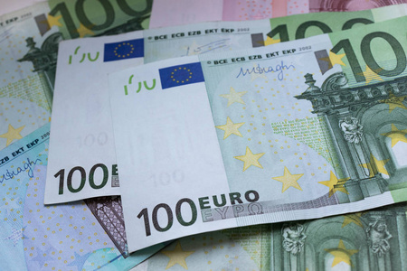 欧元纸币作为背景。100二十十欧元纸币。欧元货币收盘