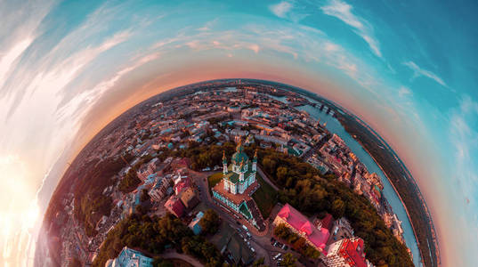 一个大360度全景的高分辨率的基辅城市 Podol 在日落
