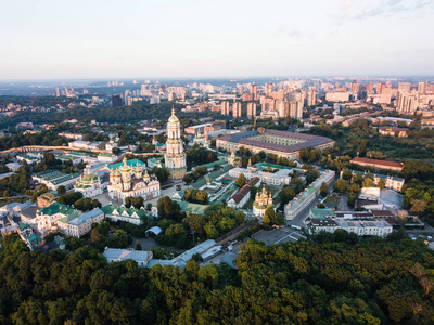 基辅佩乔尔斯克亚历山大涅夫斯基教堂的空中俯视图, 位于乌克兰日出的基辅城市景观
