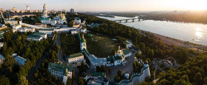 空中俯视基辅佩乔尔斯克亚历山大涅夫斯基教堂在山上与太阳升起, 基辅, 乌克兰