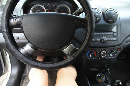 汽车仪表板上的一个简单的方向盘, 从驾驶员侧面看