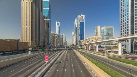 迪拜市中心:蓝天下的金融架构与摩天大楼