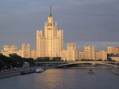 Kotelnicheskaya 路堤上的住宅楼。高层建筑