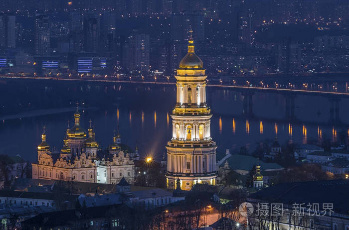 晚上在乌克兰基辅.城市夜景的地标.