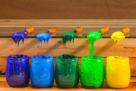 深蓝色浅蓝色深绿色浅绿色和黄色的塑胶墨水从处理铲与复制空间滴水