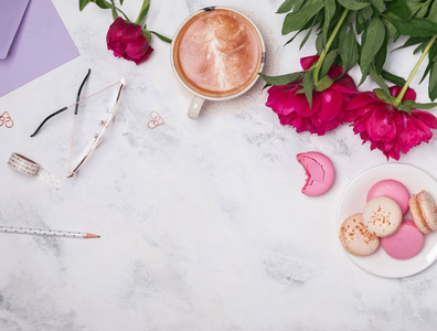 咖啡, 粉红色的牡丹, 和马卡龙的大理石背景
