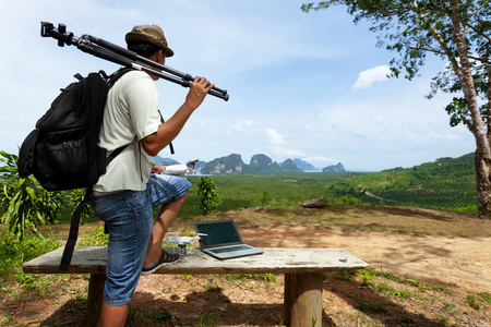 孤独的人摄影师或旅行者站立和思考某事和看见秀丽风景风景自然风景山在攀牙湾泰国