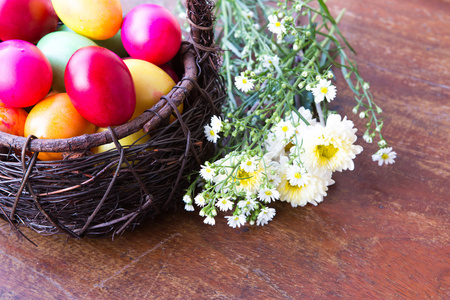 棕色篮花炫彩的复活节彩蛋